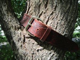 Уже как то выкладывал, могут повторятся, не обессудьте. Ремень для отца, именной. Узор - листья болотного дуба. Тиснение по трафарету, рисунок не особо эксклюзивный. Сделал один раз для пробы. Не очень понравилось.