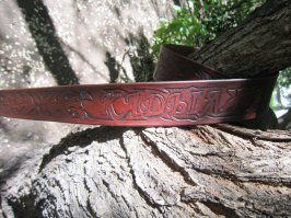 Уже как то выкладывал, могут повторятся, не обессудьте. Ремень для отца, именной. Узор - листья болотного дуба. Тиснение по трафарету, рисунок не особо эксклюзивный. Сделал один раз для пробы. Не очень понравилось.