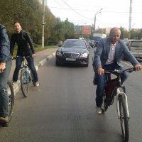 показательное фото, ПАПА едет на работу,по среди дороги, сзади поджопный авто, так еще и пробку создал....