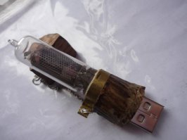 Был у меня вот такой сталкер))светился при приближении к аномалиям )