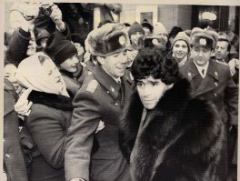 Он тут на сутенера больше похож)