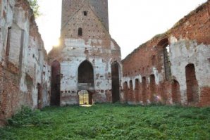 Калининградская область изобилует заброшенными местами. Правда, в 90 % остались только стены и ничего внутри... Но иногда можно найти что-то интересное, как фреска апостола Павла в развалинах кирхи 1324г.