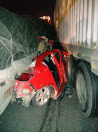 Грузовик видимо был оптимус прайм и возмутился, что колеса у красненькой китайской машины порочат его светлое имя: