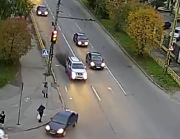 ну вот смотри внимательно: джип полностью пересек стоп-линию еще на желтый. На первой фотке горит желтый, на второй только что загорелся красный