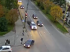 ну вот смотри внимательно: джип полностью пересек стоп-линию еще на желтый. На первой фотке горит желтый, на второй только что загорелся красный