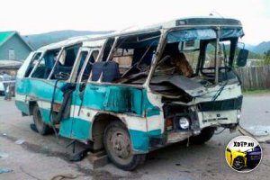 Вот фотки и факты из похожей аварии, дабы лучше понять причины, побудившие инспектора.


Не поверите: авария в той же Хакасии, такой же ПАЗик столкнулся с чуть более тяжёлым Mitsubishi L200.
Читаем: "От удара автобус перевернуло, и он оказался на боку, а джип, сбив забор, въехал в огород жилого дома, где и остановился.

В результате столкновения одна пассажирка автобуса погибла на месте аварии, 17 человек (водители обоих автомобилей и пассажиры автобуса) были в экстренном порядке госпитализированы. Вечером в больнице скончалась еще одна пассажирка. У большинства пострадавших (все они, кроме водителей, - пенсионеры) – травмы головы."
Ну а теперь всякие там, извините за выражение, Солованы могут имитировать буйный "интелект", рассуждая о "пиаре полицейских" ;)