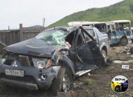 Вот фотки и факты из похожей аварии, дабы лучше понять причины, побудившие инспектора.


Не поверите: авария в той же Хакасии, такой же ПАЗик столкнулся с чуть более тяжёлым Mitsubishi L200.
Читаем: "От удара автобус перевернуло, и он оказался на боку, а джип, сбив забор, въехал в огород жилого дома, где и остановился.

В результате столкновения одна пассажирка автобуса погибла на месте аварии, 17 человек (водители обоих автомобилей и пассажиры автобуса) были в экстренном порядке госпитализированы. Вечером в больнице скончалась еще одна пассажирка. У большинства пострадавших (все они, кроме водителей, - пенсионеры) – травмы головы."
Ну а теперь всякие там, извините за выражение, Солованы могут имитировать буйный "интелект", рассуждая о "пиаре полицейских" ;)