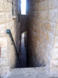 "Симтат Машиах" — "Переулок Мессии" в городе Цфат в Галилее — один из самых узких переулков мира, занесен в книгу рекордов. Знаменит тем, что на нём жила старушка, которая ждала Мессию и верила в его приход настолько, что каждый вечер и каждое утро готовила двойной завтрак и ужин, и также заваривала сладкий и несладкий чай, потому что не знала, какой чай любит Машиах.