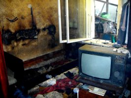 А  это походу квартира в которой он живёт   
П.С.: ну не понимаю я этих приколов хоть убейте, у нас всю жизнь считалось крутым когда машина на мыта, на полирована, блеск одним словом!