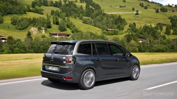 У меня вот такой дизельный "Гранд".
Семья 6 человек, двое детей до 12 лет, мама-папа плюс мы с женой.
Живем в городе, любим ездить в дальние путешествия, вылазки в выходные. Выбрали эту машину с рождением второго сына, потому что перестали помещаться в Almera N16 хэтчбэк - люди, вещи в багажнике и т.п. - но оставили ее второй машиной, потому как адекватной замены этой безотказной 10-летке не найдешь.

"Гранд" огромен внутри, компактен снаружи (длина 4,6 м): никаких проблем с парковкой. Расход по трассе на скорости 100..110 (зачем больше?) составляет 4,2...4,5 л. Прекрасная обзорность, акустический комфорт, подушки безопасности по кругу. Обошелся автомобиль (2013 год, начало поставок обновленной версии) в 1 315 труб со всеми опциями, покупался не менее чем на 10 лет.
Коробка - робот ETG6 - по сути обычная МКПП с приводами и системой управления, по надежности достаточно ресурная. Двигатель 1,6 л e-HDI 4-цилиндровый 8-клапанник с турбиной Garrett GT12, без турбоямы, 116 лс по документам, момент 270 нм.
Прет как танк, притом довольно комфортен акустически.
Салон обустроен "для людей" - совершенно ровный пол, ящички в полу для сменной обуви, кресла с регулируемыми спинками передвигаются независимо друг от друга, два места третьего ряда, убираемые в пол багажника, когда не нужны, достаточны даже для меня (пробовал, рост 180). На втором ряду сижу "за собой" с запасом порядка 20 см от коленей до спинки передних кресел.
Детей не укачивает совсем и ни на каком ряду - колесная база 2,84 м позволяет машине ехать без раскачки по трассе, как ланеру. Система стабилизации устойчивости работает безупречно, проверено лично. Мы дико довольны своим выбором - и в путешествиях, и в повседневной жизни в городе она практически идеальный вариант. Видимо, просто доросли до семейного "Икарусика"...

Доход семьи порядка 120 труб/мес (на двоих работающих, двоих детей до 12 лет и родителей-пенсионеров). Расходы на владение минимальны, налоги и страховки стоят точно так же, как на Almera N16, у них двигатели по мощности одинаковые. Но та бензинка 1,8, кушает дорогой нынче 95-й и с бОльшим аппетитом.