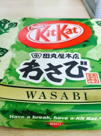 "приятного, нежно-зеленого цвета" - это с васаби. очень вкусно, кстати