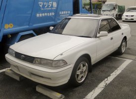 Моя первая машина Toyota Mark II 1991 года. 1G-FE — 6 цилиндров, объем двигателя 2.0 литра, мощность двигателя 135 лошадиных сил. Велюровый  салон, 4-ступенчатая автоматическая коробка, электропакет, круиз-контроль, водительское сиденье с электроприводом, подушки безопасности. Система ABS, антипробуксовочная система (TCS), независимая подвеска!!

 Была куплена во Владе без пробега в 1996 году за 2650 баксов. Сейчас 5 летку за такие деньги не купишь! И до сих пор бегает!