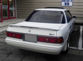 Моя первая машина Toyota Mark II 1991 года. 1G-FE — 6 цилиндров, объем двигателя 2.0 литра, мощность двигателя 135 лошадиных сил. Велюровый  салон, 4-ступенчатая автоматическая коробка, электропакет, круиз-контроль, водительское сиденье с электроприводом, подушки безопасности. Система ABS, антипробуксовочная система (TCS), независимая подвеска!!

 Была куплена во Владе без пробега в 1996 году за 2650 баксов. Сейчас 5 летку за такие деньги не купишь! И до сих пор бегает!