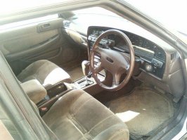 Моя первая машина Toyota Mark II 1991 года. 1G-FE — 6 цилиндров, объем двигателя 2.0 литра, мощность двигателя 135 лошадиных сил. Велюровый  салон, 4-ступенчатая автоматическая коробка, электропакет, круиз-контроль, водительское сиденье с электроприводом, подушки безопасности. Система ABS, антипробуксовочная система (TCS), независимая подвеска!!

 Была куплена во Владе без пробега в 1996 году за 2650 баксов. Сейчас 5 летку за такие деньги не купишь! И до сих пор бегает!