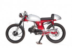 Пацан канеш молодец, хотя есть мысль что не совсем сам, ну ладно, и папа молодец. 
Вопрос один - что в моте кастомового кроме обтекателя седла и глушака?