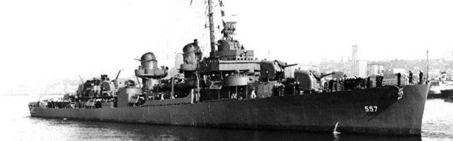 Во время сражения у острова Самар (25 октября 1944) эсминец USS Johnston, чтобы выйграть время для конвоя который он охранял, в одиночку атковал японскую эскадру в составе 4 линкоров 7 крейсеров и 12 эсминцев. В результате боя  Johnston получил поподания 3-мя 14 дюймовыми снарядами с линкора и 3мя 6 дюймовыми с легкого крейсера. Эцминец потерял один двигатель. Ответным огнем амерканского эцминца был тяжело поврежден тяжёлый крейсер Кумано - торпеда практически оторвала ему нос - были разрушены ряд отсеков, вышла из строя водоотливная система, скорость упала до 15 узлов. Несмотря на повреждния и полностью исплоьзованый торпедный боекомплект  Johnston пролжил бой -сначала с линейным крейсером Конго а потом с японскими эсцминцами силно повредив флагмана  последних ,что привело к отходу всей группы. В результате продолжающегося боя Johnston потерял второй двигатель и два носовых орудия и рулевой привод - матросы были вынуждеы поворачивать руль в ручну.Мостик был охвачен огнем. В итоге капитан дла приказ затопить корабль. Из 327 человек команды выжило 141.