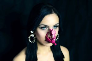 Вспомнились слова Виктора Гюго: человек бессилен сделать из себя красавца, но обезобразить себя вполне в его власти. Вы не превратите готтентотский профиль в римский, но из греческого носа легко сделаете нос калмыка. Для этого достаточно раздавить переносицу и расплющить ноздри.
Так и с японскими гаджетами. Главное - не перестараться...