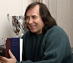 Современные трюки в большинстве своём - это компьютерная графика. Не верится мне, что Том Круз самолично бегал по крылу самолёта с вращающимися винтами - его бы там сдуло нах. Поэтому и писать в один список старых и новых актёров некорректно. Вот Александр Иншаков точно без дублёров снимался.