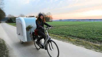 я соглашусь, что прицеп для мопеда, но на велосипеде такое тащить ? от меня до ближайшего места в лес нет такой ровной дороги с асфальтом.
Если есть хорошие участки - то в гору или с горы. если ехать на море (это 95-120 км) на велике - это слишком, в лес - так вообще гравийка.
ГДЕ МОЖНО ИСПОЛЬЗОВАТЬ ТАКОЕ ЧУДО ????