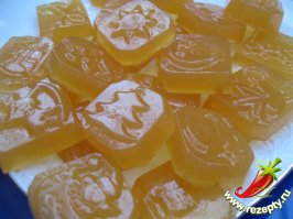 Мармелад из лимонада
 Лимонад – пол-литра (желательно Гостовский типа Черноголовки) ,
 Желатин – 50 грамм,
 Сахар – 1 килограмм,
 Лимонная кислота – 1,5 чайной ложки,

 Как сделать мармелад из лимонада – способ приготовления

 Возьмите желатин, добавьте в него 100 миллилитров лимонада и оставьте на два часа.

 Спустя два часа, возьмите оставшийся лимонад, добавьте в него сахар и лимонную кислоту. Смесь поставьте на маленький огонь, до окончательного растворения сахара.

 После окончательного растворения сахара, добавьте в смесь набухший желатин, варите смесь до тех пор, пока желатин не разойдется. Очень важно - не доводить горячий мармелад до кипения.

 Снимите горячий мармелад с огня, если будете пользоваться пищевыми красителями, то разделите мармелад на такое количество частей, сколько будете использовать расцветок. В каждую часть положите краситель, согласно инструкции, написанной на упаковке, полностью растворите красители.

 Разлейте горячую смесь по формочкам, остудите и поставьте на холод (в холодильник) на шесть часов, до полного застывания.