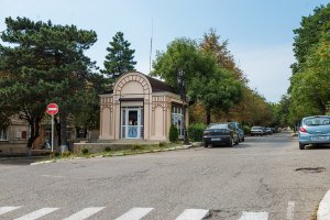 Моя жена проектировала этот торговый павильон.
Он воплащен в жизнь. 
ФОТО: