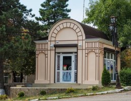 Моя жена проектировала этот торговый павильон.
Он воплащен в жизнь. 
ФОТО: