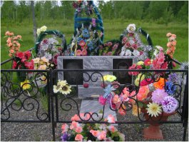 А у нас было такое в ноябре 2006:

Подполковник ГИБДД Вячеслав Ячменев ценой своей жизни спас двенадцать детей

В четверг в Молчановском районе Томской области прошли похороны жертв автокатастрофы, произошедшей здесь во вторник. В то утро подполковник ГИБДД Вячеслав Ячменев на служебной «девятке» сопровождал микроавтобус со школьниками. В поездку он взял свою семью – жену с сыном. Когда на трассе навстречу ему внезапно вылетел «Опель», Вячеслав Ячменев, по словам очевидцев, мог увернуться, но тогда под страшный удар попала бы «Газель» с детьми. Подполковник принял удар на себя…

Пассажирская «Газель» с местными школьницами выехала 31 октября из городка Колпашево в Томск рано утром. Ученицы здешней школы искусств направлялись в Киров – на детский фестиваль «Вятская карусель». Это двенадцать девочек 12–16 лет, участницы хореографического коллектива «Югана». С ними в «Газели» сидели двое взрослых и два водителя. 

А подполковник Вячеслав Ячменев, сопровождавший «Газель» на служебной «девятке», взял с собой в поездку свою семью – супругу Надежду и приемного сына Дмитрия. Насколько известно, он хотел заодно навестить в тот день в областном центре и своих родственников.

Роковое столкновение с автомобилем «Опель Вектра», произошло в 7.15 утра, через час после старта. Между деревнями Сарафановка и Тунгусово навстречу милицейской «девятке» выскочила иномарка, за рулем которой находился 28-летний Владимир Базеев. Сидевшие в «Газели» теперь утверждают, что у подполковника Ячменева было несколько мгновений, чтобы увернуться от удара, но тогда в катастрофу попали бы школьницы. Подполковник не стал уходить. 

Лобовой удар приняла на себя машина сопровождения. Тем, кто находился на передних сиденьях «девятки», удар не оставил никаких шансов. 49-летний подполковник Вячеслав Ячменев и сын его жены от первого брака Дмитрий Потапочкин погибли на месте. 4 ноября Дмитрию исполнилось бы 26 лет. Надежда Ячменева в тяжелейшем состоянии была доставлена в Молчановскую больницу. Врачи продолжают бороться за ее жизнь. Туда же попал и водитель «Опеля». Тот отделался переломом стопы. 

Прокуратура уже возбудила дело по части 3 статьи 264 УК – «нарушение правил дорожного движения и эксплуатации транспортных средств, повлекшее за собой смерть двух или более лиц». Личность водителя «Опеля» оказалась давно известна не только милиционерам, но и судьям. К своим 27 годам он уже трижды был лишен водительских прав. Как признался «НИ» один из сотрудников ГИБДД, Владимир Базеев в момент аварии находился в состоянии наркотического опьянения.