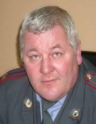 А у нас было такое в ноябре 2006:

Подполковник ГИБДД Вячеслав Ячменев ценой своей жизни спас двенадцать детей

В четверг в Молчановском районе Томской области прошли похороны жертв автокатастрофы, произошедшей здесь во вторник. В то утро подполковник ГИБДД Вячеслав Ячменев на служебной «девятке» сопровождал микроавтобус со школьниками. В поездку он взял свою семью – жену с сыном. Когда на трассе навстречу ему внезапно вылетел «Опель», Вячеслав Ячменев, по словам очевидцев, мог увернуться, но тогда под страшный удар попала бы «Газель» с детьми. Подполковник принял удар на себя…

Пассажирская «Газель» с местными школьницами выехала 31 октября из городка Колпашево в Томск рано утром. Ученицы здешней школы искусств направлялись в Киров – на детский фестиваль «Вятская карусель». Это двенадцать девочек 12–16 лет, участницы хореографического коллектива «Югана». С ними в «Газели» сидели двое взрослых и два водителя. 

А подполковник Вячеслав Ячменев, сопровождавший «Газель» на служебной «девятке», взял с собой в поездку свою семью – супругу Надежду и приемного сына Дмитрия. Насколько известно, он хотел заодно навестить в тот день в областном центре и своих родственников.

Роковое столкновение с автомобилем «Опель Вектра», произошло в 7.15 утра, через час после старта. Между деревнями Сарафановка и Тунгусово навстречу милицейской «девятке» выскочила иномарка, за рулем которой находился 28-летний Владимир Базеев. Сидевшие в «Газели» теперь утверждают, что у подполковника Ячменева было несколько мгновений, чтобы увернуться от удара, но тогда в катастрофу попали бы школьницы. Подполковник не стал уходить. 

Лобовой удар приняла на себя машина сопровождения. Тем, кто находился на передних сиденьях «девятки», удар не оставил никаких шансов. 49-летний подполковник Вячеслав Ячменев и сын его жены от первого брака Дмитрий Потапочкин погибли на месте. 4 ноября Дмитрию исполнилось бы 26 лет. Надежда Ячменева в тяжелейшем состоянии была доставлена в Молчановскую больницу. Врачи продолжают бороться за ее жизнь. Туда же попал и водитель «Опеля». Тот отделался переломом стопы. 

Прокуратура уже возбудила дело по части 3 статьи 264 УК – «нарушение правил дорожного движения и эксплуатации транспортных средств, повлекшее за собой смерть двух или более лиц». Личность водителя «Опеля» оказалась давно известна не только милиционерам, но и судьям. К своим 27 годам он уже трижды был лишен водительских прав. Как признался «НИ» один из сотрудников ГИБДД, Владимир Базеев в момент аварии находился в состоянии наркотического опьянения.