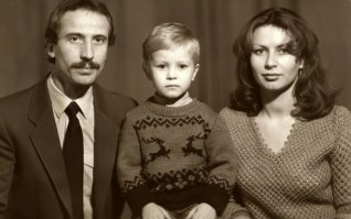 Где-то 88-89й. Мамуля почти и не изменилась, если Вы понимаете о чем я)