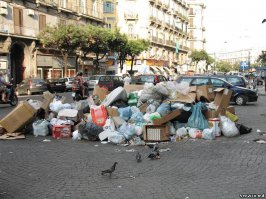 Италия, там когда начинается забастовка мусорщиков, наступает смердящий адъ. А бастуют они там нередко.