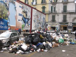 Италия, там когда начинается забастовка мусорщиков, наступает смердящий адъ. А бастуют они там нередко.