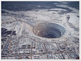 ВЫ блиа в Мирном не взлетали!!!! на Ан-24!!! Фигня на палочках, которые воткнуты в крылья!!! (Шасси натурально видно из окна). Фото ВПП - которая упирается в карьер!!! в КАРЬЕР!!! Самый Глубокий на континенте!! Вот это измена скажу я вам.. Жил там 16 лет - летал 3-4 раза в год - вот такое фиг когда забудешь!