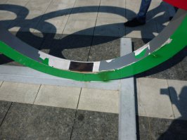 я туда каждое лето езжу. поверь, не смотря на нереальные бабки, косяков хватает даже в самом олимпийском парке. про более удалённые объекты даже говорить нет смысла.
вот к примеру так прошлым летом (первым после олимпиады) выглядели олимпийские кольца или флаги вокруг главного факела. была ещё масса недочётов, но фотографий не делал