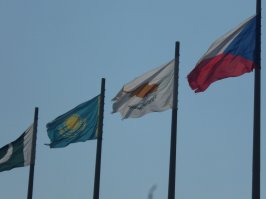 я туда каждое лето езжу. поверь, не смотря на нереальные бабки, косяков хватает даже в самом олимпийском парке. про более удалённые объекты даже говорить нет смысла.
вот к примеру так прошлым летом (первым после олимпиады) выглядели олимпийские кольца или флаги вокруг главного факела. была ещё масса недочётов, но фотографий не делал