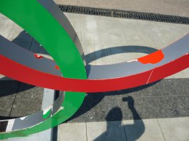 я туда каждое лето езжу. поверь, не смотря на нереальные бабки, косяков хватает даже в самом олимпийском парке. про более удалённые объекты даже говорить нет смысла.
вот к примеру так прошлым летом (первым после олимпиады) выглядели олимпийские кольца или флаги вокруг главного факела. была ещё масса недочётов, но фотографий не делал