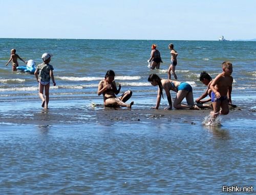 В двух морях на Сахалине не получится. Там только одно - Охотское. Если речь идёт ещё и про Японское, то не получится, оно не доходит до Сахалина, а переходит в Татарский пролив. Для того что бы искупаться в Японском море надо во Владик ехать или в Находку;).
А в Охотском попробуйте:), если получится ;). Там температура воды даже в самую жаркую погоду не поднимается выше 15-16 градусов по цельсию. Там все люди в заливах купаются. Вот там вода прогревается до 22-24 градусов.
Анивский залив, красотищаааа!

Здесь ещё фотки: