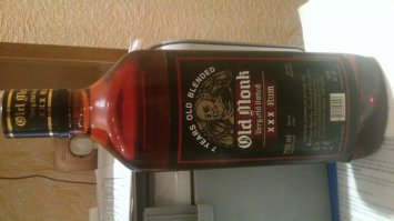 Да, он вообще ничего не стоит. За 75 рублей по нашим деньгам покупаешь 0.75 литра рома. Продаётся он только в одном штате - Гоа.