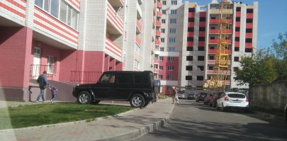 Не у меня во дворе , но так тоже паркуются .