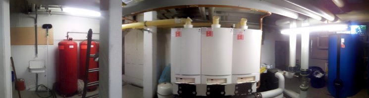 Обещанные фотографии:
Общий вид. Слева направо:
Расширительные баки для малого второго контура горячей воды (потом объясню, что это такое).
Три газовых котла 19-96 КВатт каждый.
Справа ёмкости для горячей воды (по 750 литров каждая).