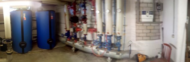 Другая сторона кательной
Слева баки, в центре коллектор, справа на стене - управляющее устройство и электрощит для него.