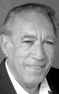 Вряд ли стоит равняться на подобное, но тем не менее: Энтони Куинн. 3 жены, 10 законных детей, 2 внебрачных. При это младший сын родился, когда ему был 81 год.