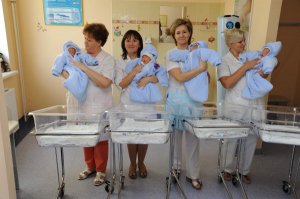 В Волгоградском областном перинатальном центре №2 торжественно выписали 33-летнюю Полину Чимидову и ее четверых сыновей - они отправились домой, в Калмыкию.
Рождение четверни, да еще и в результате естественной беременности - уникальный случай и для Волгоградской области, и для Калмыкии, и вообще для всего юга России. По статистике, в нашей стране такое происходит один раз на миллион беременностей.

- На первом УЗИ мне сказали, что будет двойня, - вспоминает Полина. - Ну что ж, двойня так двойня. Мы восприняли это известие спокойно. А потом - четверня! Такого мы не ожидали.

У Полины и Басанга Чимидовых из поселка Большой Царын Октябрьского района Калмыкии уже есть две дочери, десяти и шести лет.

- Конечно, как всякий мужчина, я хотел сына, продолжателя рода, носителя фамилии, - говорит Басанг. - Но когда жена сообщила, что получилось сразу четыре мальчика, я испытал настоящий шок, по-другому не скажешь. И страх тоже. А потом, когда они родились, нахлынула целая гамма чувств. И слово "счастье" - слишком слабое, чтобы описать их.

- Когда Полина пришла к там, тоненькая, хрупкая, с огромным животом, и сказала, что ждет четырех малышей, мы, честно признаться, растерялись, - рассказывает главный врач Волгоградского областного перинатального центра №2 Татьяна Веровская. - Подобных случаев в нашей практике еще не было. Стали созваниваться с коллегами из федеральных центров, советоваться. Главный вопрос был - до какого срока можно пролонгировать беременность. Как бы нам ни хотелось, очевидно, что четверых малышей доносить до срока 38-39 недель было нереально - слишком тесно им.

Специалисты решили, что срок 32 недели - оптимальный, чтобы родиться братьям Чимидовым. Малыши появились на свет в результате кесарева сечения. Вся операция заняла 40 минут, и врачи говорят о том, что это был уникальный опыт.

- Думаю, подробности кесарева сечения при такой многоплодной беременности интересны только медикам. Но отмечу, что младенцев извлекали в плодных пузырях, с интервалом в одну минуту, так как это менее травматично для них, - говорит Татьяна Веровская. - То есть все было проведено очень быстро и четко.

Мальчики появились на свет с массой тела от 1300 до 1620 граммов. Первое время они находились в реанимации, затем - в отделении патологии новорожденных, где получали восстановительное лечение.

- За полтора месяца, что провели у нас, браться хорошо прибавили в весе, от 900 граммов до килограмма, - говорит завотделением Наталья Улитина. - Сейчас они готовы к выписке и в стационарном наблюдении не нуждаются.

Трое из братьев - однояйцевые близнецы, четвертый получился "отдельным".

- Самого старшего я назвал Бату-хан, что в переводе на русский означает "сильный", - с гордостью рассказывает Басанг Чимидов. - Второй сын Заян - "судьба". Третий - Наран, что значит "солнце". И самый младший Мингиян - "красивый".

На выписку Чимидовых приехали не только бабушки-дедушки с обеих сторон, но и представители республиканских властей. В Калмыкии к Полине и Басангу относятся, как к национальным героям. Семье после рождения четверни в республике - особое внимание и дополнительные меры соцподдержки. Указом президента республики Полине выдан сертификат на 3,5 миллиона рублей на улучшение жилищных условий. Кроме того, семья получила автомобиль, автолюльки для младенцев, детские коляски, а в ближайшее время им выдадут два земельных участка, федеральный и региональный сертификаты на материнский капитал.

Во время выписки звучало очень много слов благодарности - в первую очередь сотрудникам перинатального центра и всем, кто поддерживал и поддерживает Чимидовых.

- Я очень волнуюсь, вы должны понять - у меня впервые такое. И надеюсь, врачи перинатального центра не обидятся, если сначала я поблагодарю свою супругу, - заявил в ответном слов Басанг Чимидов. - Она очень мужественная, героическая женщина. Люблю. Горжусь. Она у меня самая лучшая, самая красивая. А еще я понял, что самая героическая работа - у врачей перинатального центра, которые выхаживают безнадежных, казалось бы, младенцев. Раньше я думал, ну, подумаешь, роддом: пришел, родил, выписался. А за эти два месяца я увидел, что это такое на самом деле.

По калмыцкой традиции, семье желали "белой дороги" - и по дороге в Калмыкию, и по жизни.

Опубликовано в РГ (Неделя) N6786 от 24 сентября 2015 г.