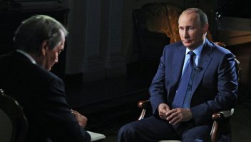 Путин: я точно знаю, что США связаны со свержением Януковича
02:35 28.09.2015

Российский лидер в интервью американскому журналисту Чарли Роузу для телеканалов CBS и PBS отметил, что американские партнеры уже не скрывают своей роли в изменении власти на Украине.

МОСКВА, 28 сен — РИА Новости. Президент РФ Владимир Путин заявил, что ему точно известно о роли США в свержении президента Украины Виктора Януковича.

"Наши партнеры в Соединенных Штатах не скрывают, что поддерживали тех, кто выступал против президента Януковича", — сказал президент РФ в интервью американскому журналисту Чарли Роузу для телеканалов CBS и PBS в преддверии участия в 70-й сессии Генеральной Ассамблеи ООН.
На уточняющий вопрос, считает ли он, что США связаны со свержением Виктора Януковича, когда он был вынужден сбежать в Россию, Путин сказал: "Я знаю об этом точно".

Президент РФ пояснил, что у России "тысячи совместных всяких контактов и тысячи связей" с людьми, которые живут на Украине.

"И мы знаем, кто, где, когда встречался, работал с теми людьми, которые свергали Януковича, как их поддерживали, сколько платили, как готовили, на каких территориях, в каких странах и кто были эти инструкторы. Мы все знаем. Собственно говоря, наши американские партнеры этого уже и не скрывают", — сказал Путин.