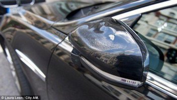 В Лондоне солнечные блики от небоскрёба расплавили автомобиль. За два часа что седан Jaguar XJ стоял напротив 37-этажного Walkie Talkie, на авто расплавился корпус бокового зеркала, задняя стойка и боковое стекло

Источник: