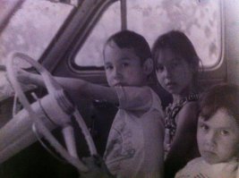 я в центре фотографии, 1993 год) рядом мои сестра и брат!