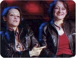 И вот "сияющие" близняшки выросли. Lisa and Louise Burns (РОЛЬ БЛИЗНЯШЕК) сейчас одна из девочек (ну, уже женщин) имеет докторскую степень по литературе, вторая - микробиолог