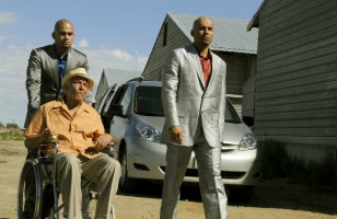 Вот это не только киношные (искусственные) но  настоящие близнецы из сериала "Во все тяжкие" .. из указанных настоящие только в "Матрице" и "Сиянии" снимались