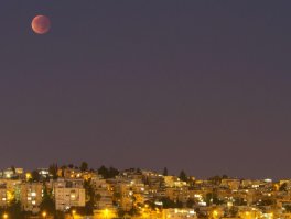Суперлуна, взошедшая над Иерусалимом сегодня ночью