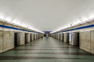 у головы вагона есть спец метка. У нас в Спб вот таких станций много, вагоны весьма точно попадают