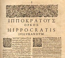 Тут кто-то просил Клятву Гиппократа.

Текст клятвы:
Клянусь Аполлоном, врачом Асклепием, Гигеей и Панацеей, всеми богами и богинями, беря их в свидетели, исполнять честно, соответственно моим силам и моему разумению, следующую присягу и письменное обязательство: считать научившего меня врачебному искусству наравне с моими родителями, делиться с ним своими достатками и в случае надобности помогать ему в его нуждах; его потомство считать своими братьями, и это искусство, если они захотят его изучать, преподавать им безвозмездно и без всякого договора; наставления, устные уроки и всё остальное в учении сообщать своим сыновьям, сыновьям своего учителя и ученикам, связанным обязательством и клятвой по закону медицинскому, но никому другому.
Я направляю режим больных к их выгоде сообразно с моими силами и моим разумением, воздерживаясь от причинения всякого вреда и несправедливости. Я не дам никому просимого у меня смертельного средства и не покажу пути для подобного замысла; точно так же я не вручу никакой женщине абортивного пессария. Чисто и непорочно буду я проводить свою жизнь и свое искусство. Я ни в коем случае не буду делать сечения у страдающих каменной болезнью, предоставив это людям, занимающимся этим делом. В какой бы дом я ни вошел, я войду туда для пользы больного, будучи далёк от всякого намеренного, неправедного и пагубного, особенно от любовных дел с женщинами и мужчинами, свободными и рабами.
Что бы при лечении — а также и без лечения — я ни увидел или ни услышал касательно жизни людской из того, что не следует когда-либо разглашать, я умолчу о том, считая подобные вещи тайной. 
Мне, нерушимо выполняющему клятву, да будет дано счастье в жизни и в искусстве и слава у всех людей на вечные времена, преступающему же и дающему ложную клятву да будет обратное этому.

Чего в клятве нет: обещания лечить бесплатно кого угодно, от чего угодно, когда угодно, целовать поциента в жопу, обеспечивать поциенту удобства, комфорт, душевный покой и даже обезболивание, совершать невозможное и быть готовым не есть, не спать и не отдыхать, если внезапно больному захочется поболтать о своих недугах в два часа ночи. Но именно этого от врачей и требуют, когда говорят: «Ведь вы же давали клятву Гиппократа!». Пациентам, прежде чем поминать Гиппократа всуе, следует ознакомиться хотя бы с его афоризмами, например:
Не только сам врач должен употреблять в дело все, что необходимо, но и больной, и окружающие, и все внешние обстоятельства должны способствовать врачу в его деятельности.